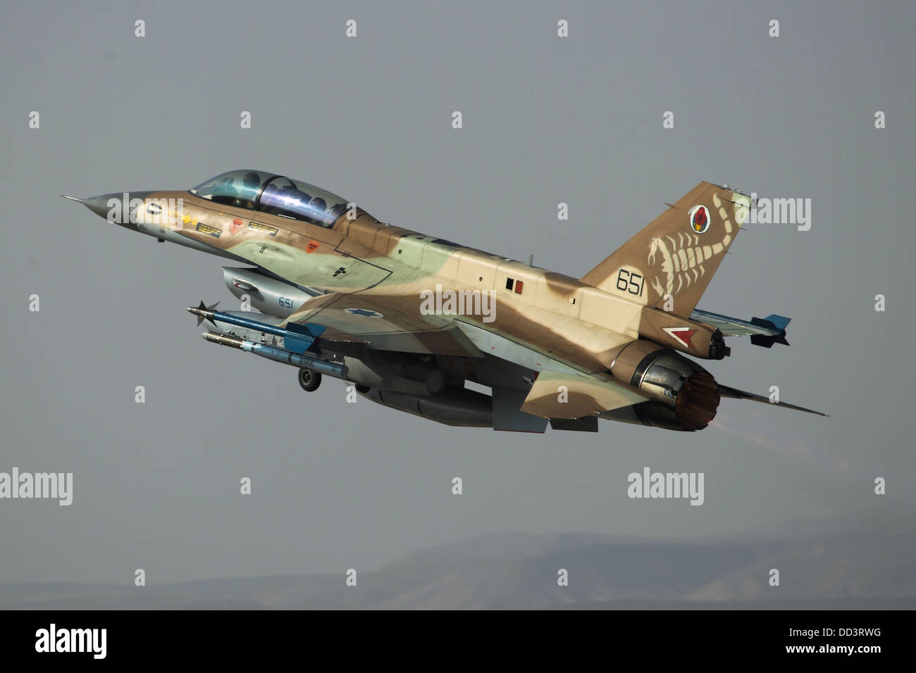 Forza Aerea israeliana (IAF) F-16D (Barak) Fighter jet in volo Foto Stock