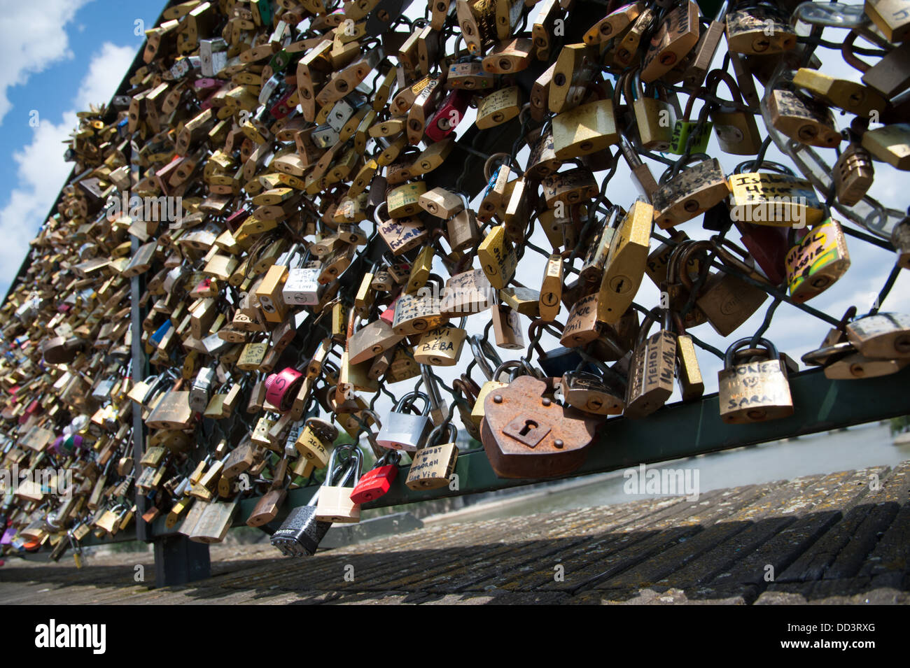 Pont des Arts bridge, Paris, Francia. Le coppie hanno messo i lucchetti con i loro nomi su di essi e di gettare la chiave della Senna. Foto Stock