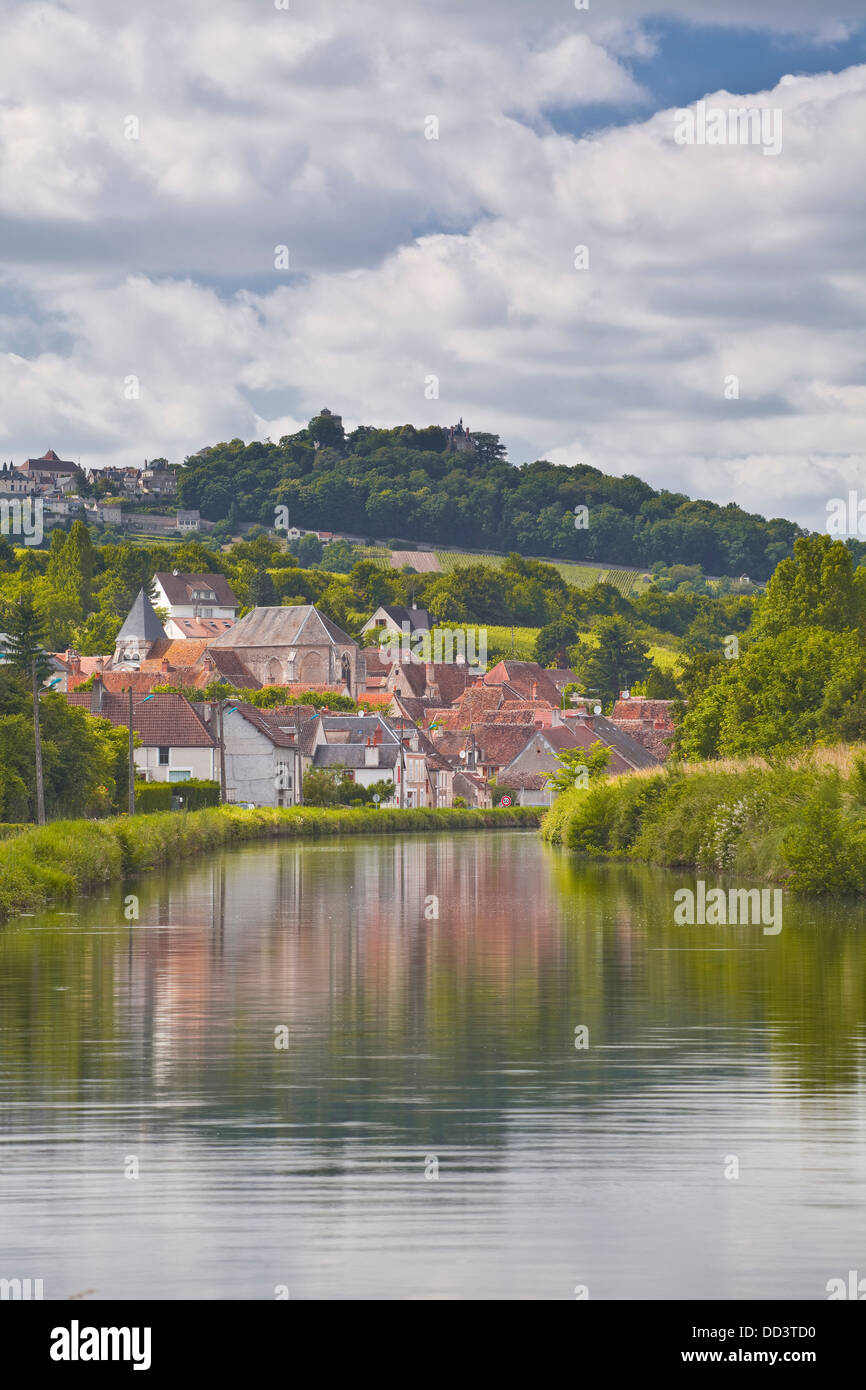 La Loire canale laterale con i villaggi di Menetreol-sous-Sancerre e Sancerre in background. Foto Stock