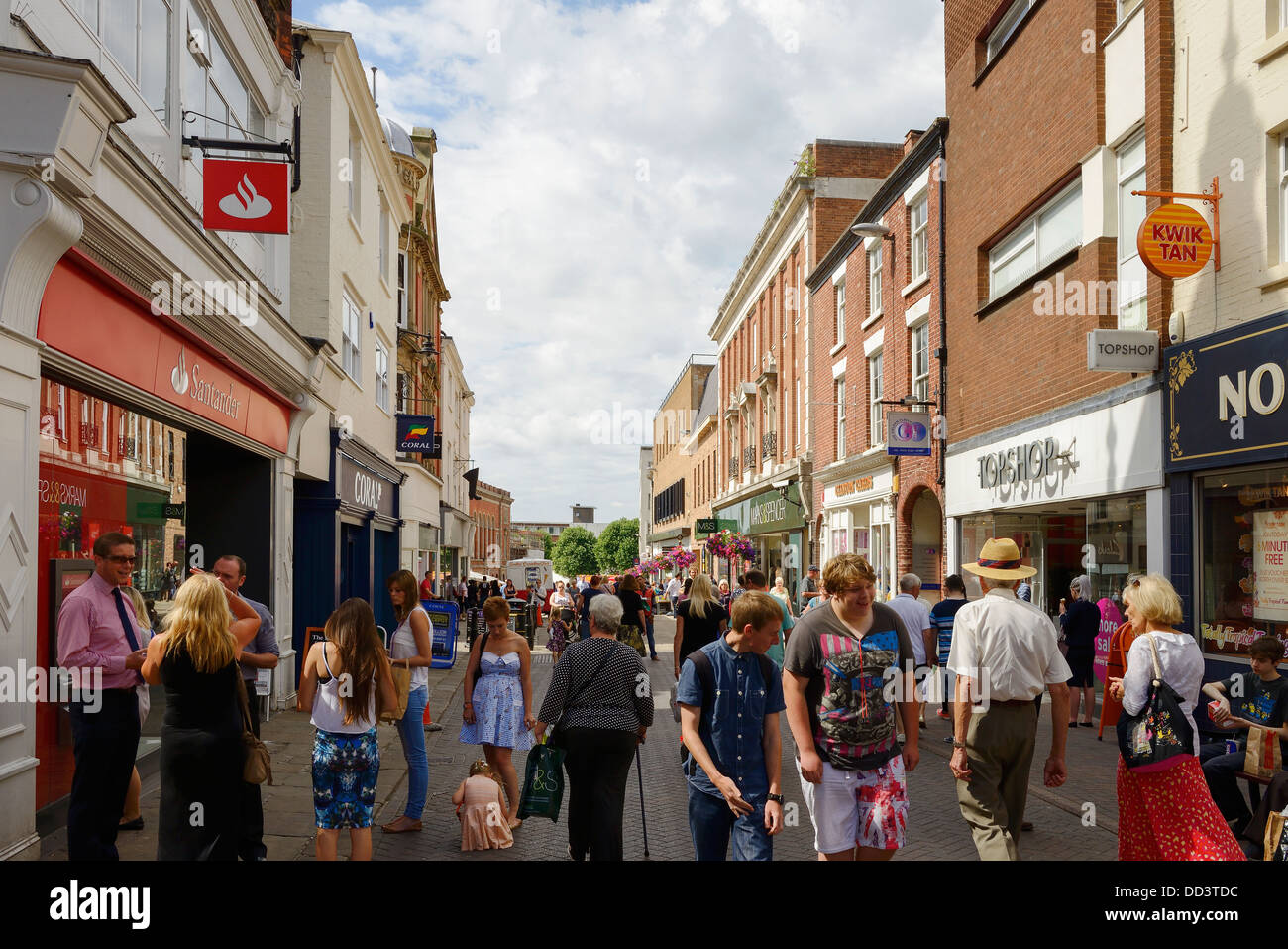 Gli amanti dello shopping a piedi attraverso Chesterfield Town Centre Regno Unito Foto Stock