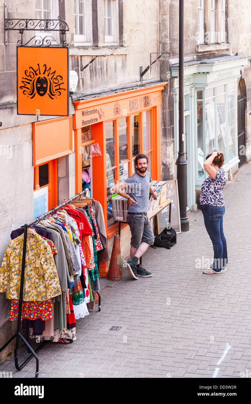 Il Mish Mash Rave dalla tomba shop store in bagno , Somerset , Inghilterra , Inghilterra , Regno Unito Foto Stock