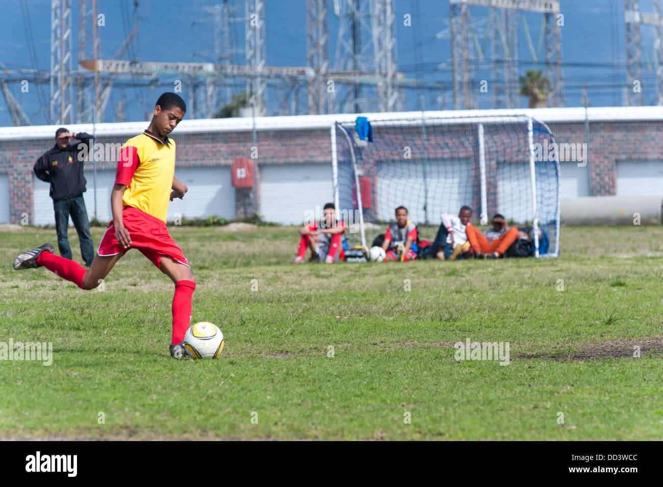 U15B giocatore di football calciare il pallone, Cape Town, Sud Africa Foto Stock