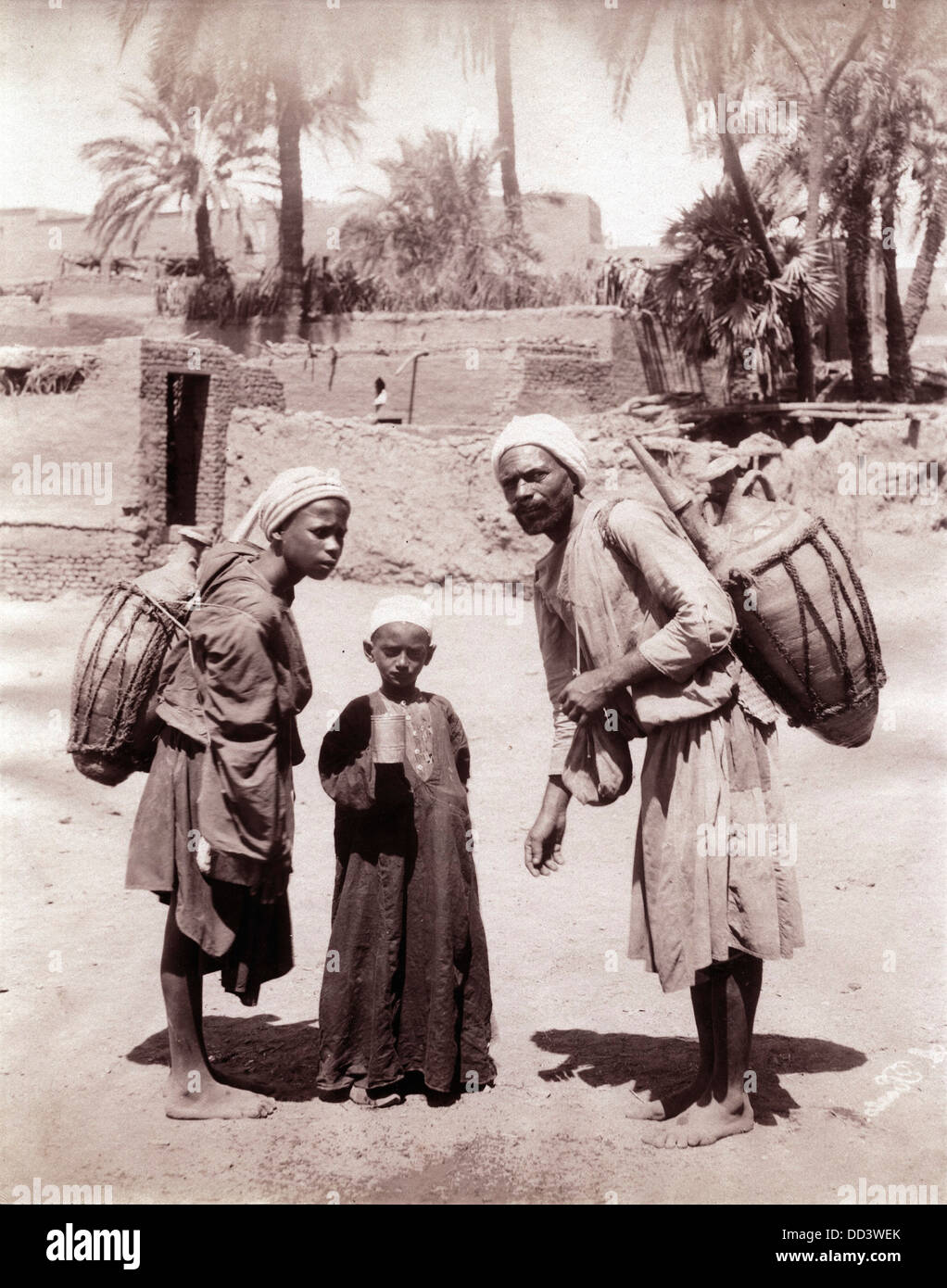 Portatori di acqua, Egitto, ca 1864, da Antonio Beato Foto Stock