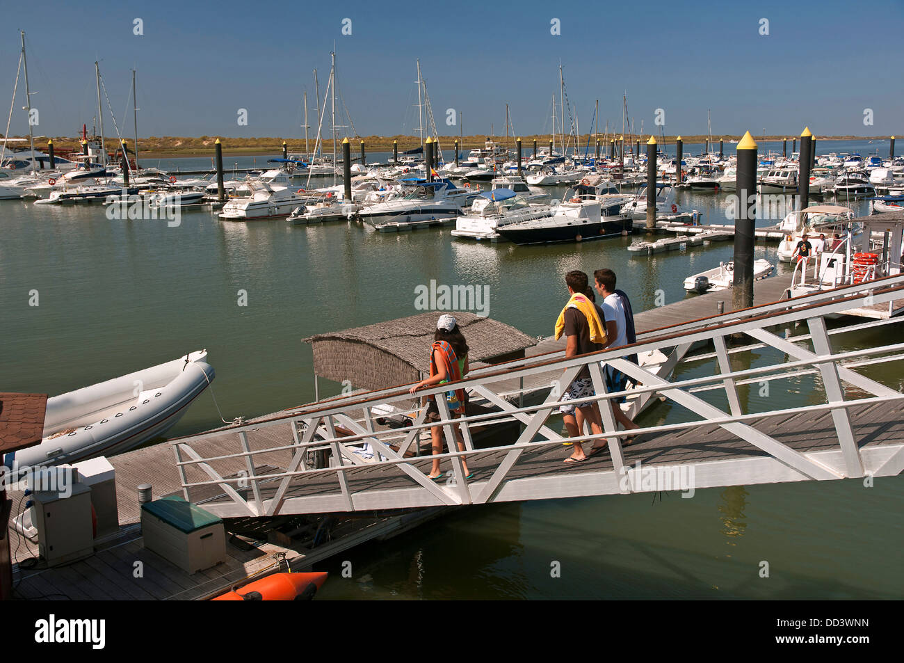 Marina e turisti, El Rompido, Cartaya, Huelva - provincia, regione dell'Andalusia, Spagna, Europa. Foto Stock