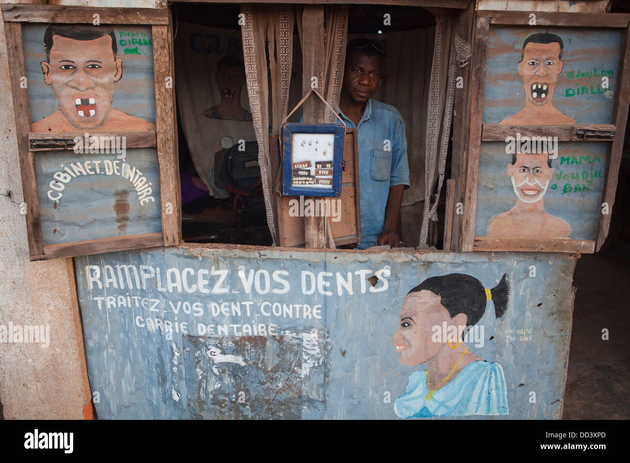 Metalsmith Ismael Bafura sostituisce i denti in Boké, Guinea, Africa occidentale. Foto Stock