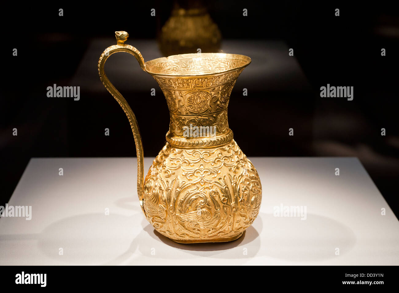 Antiquariato oro iraniano ewer - x secolo CE Foto Stock