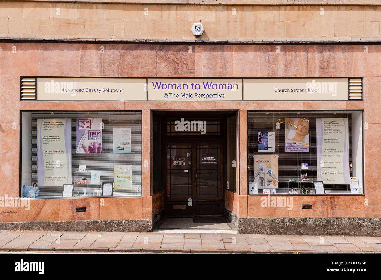 Donna a donna & la prospettiva maschio clinica di bellezza in Calne , Wiltshire , Inghilterra , Inghilterra , Regno Unito Foto Stock