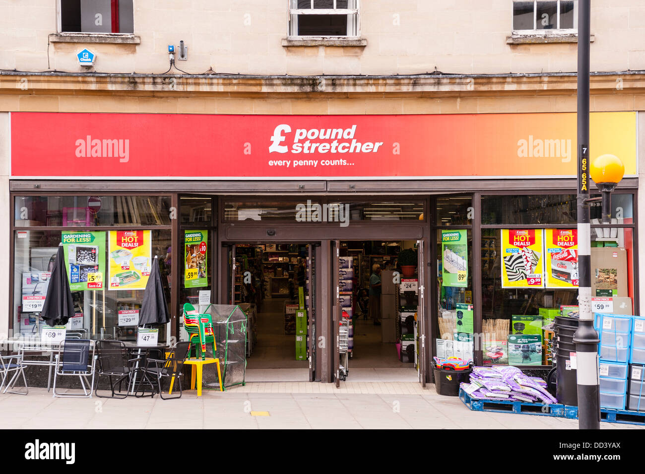 Il £ Pound barella shop store in Warminster nel Wiltshire , Inghilterra , Inghilterra , Regno Unito Foto Stock Il £ Pound barella shop store in Warminster nel Wiltshire , Inghilterra , Inghilterra , Regno Unito Foto Stock