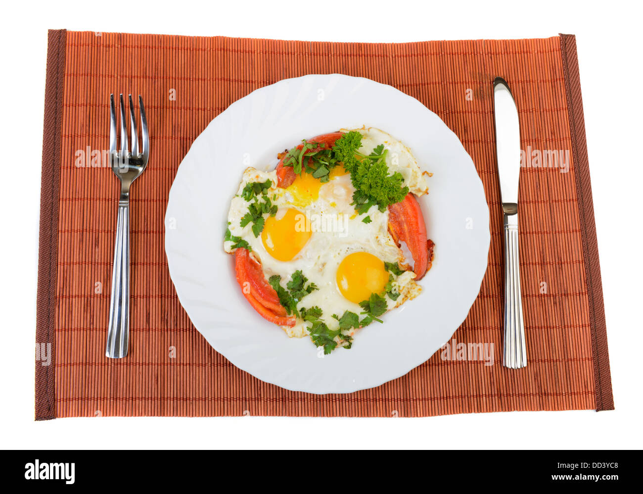 Coppia di uova fritte e verdure sulla piastra Foto Stock