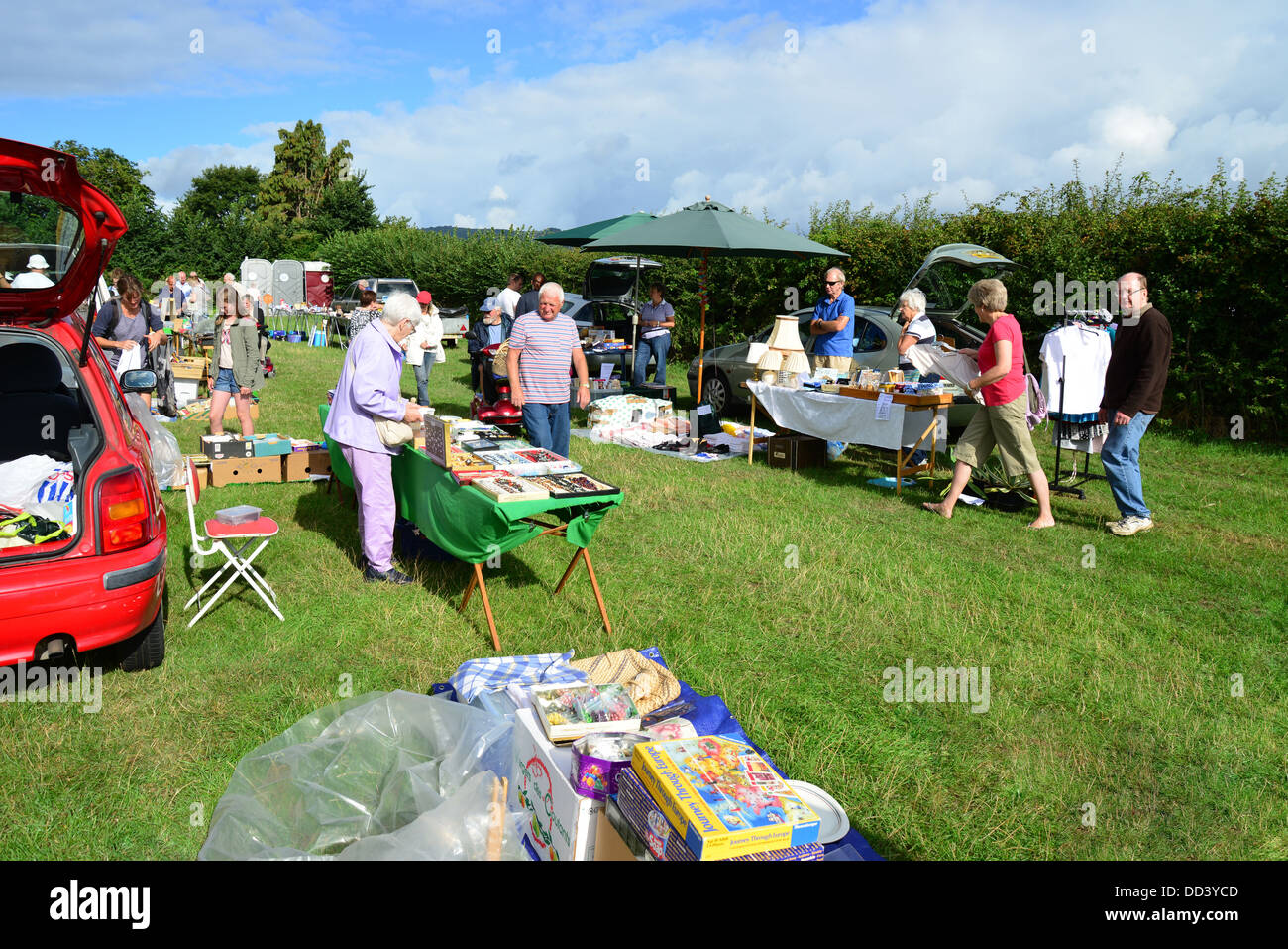 Bagagliaio della vettura in vendita in campo, Minehead, Somerset, Inghilterra, Regno Unito Foto Stock