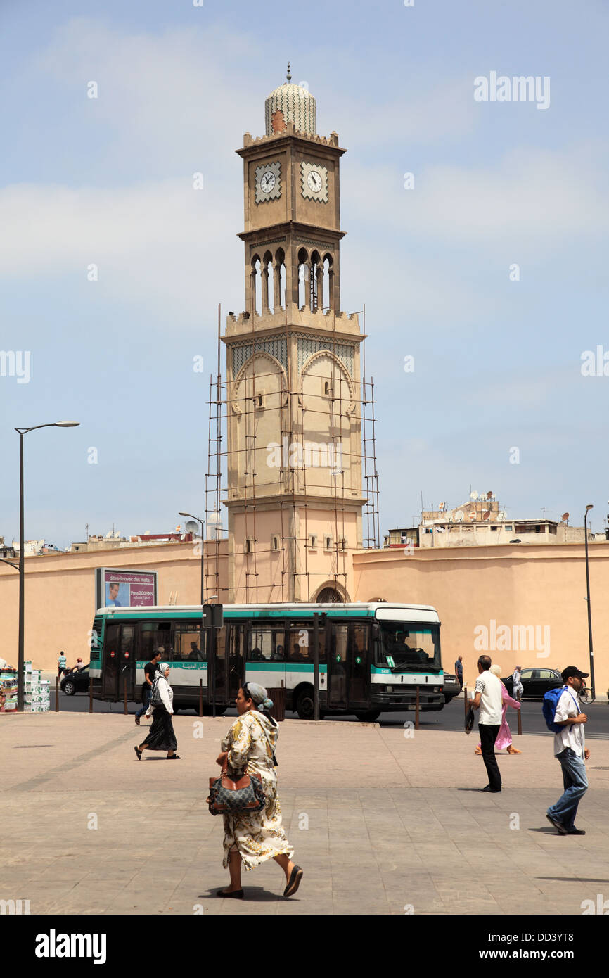 Minareto della moschea con un clock di Casablanca, Marocco Foto Stock
