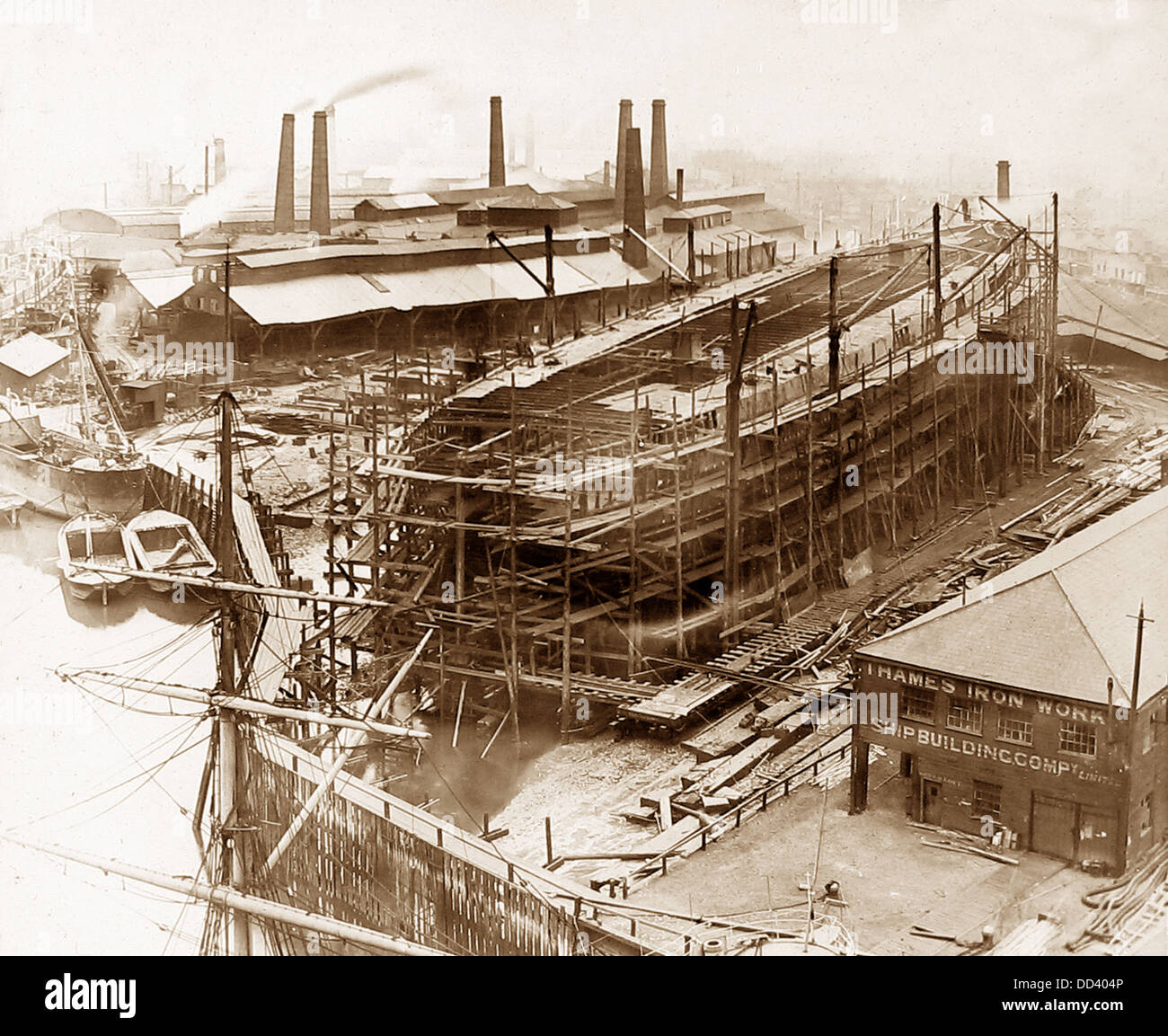 Thames Ironworks e società di costruzione navale - la costruzione di una nave da guerra periodo Vittoriano Foto Stock