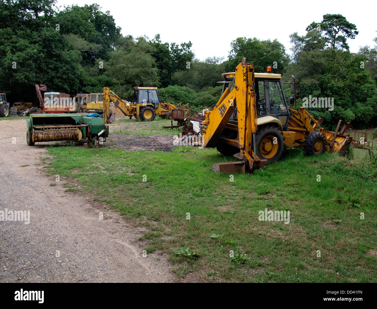 Vecchio arrugginito escavatrice e attrezzature agricole, Regno Unito 2013 Foto Stock