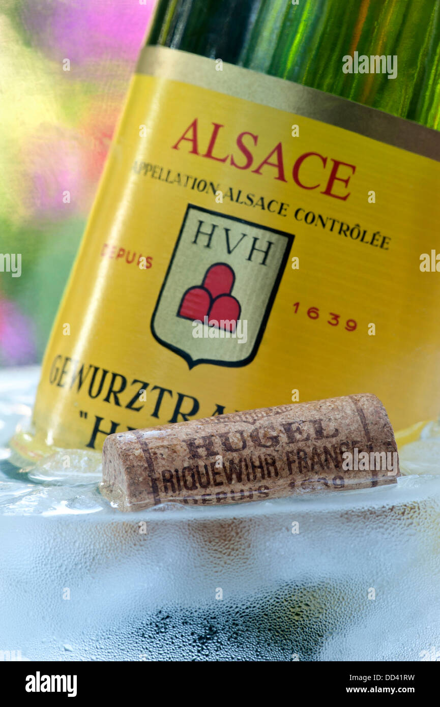 "Hugel' Gewurztraminer vino bianco bottiglia e tappo in wine cooler in situazione di alfresco Riquewihr Alsace Francia Foto Stock