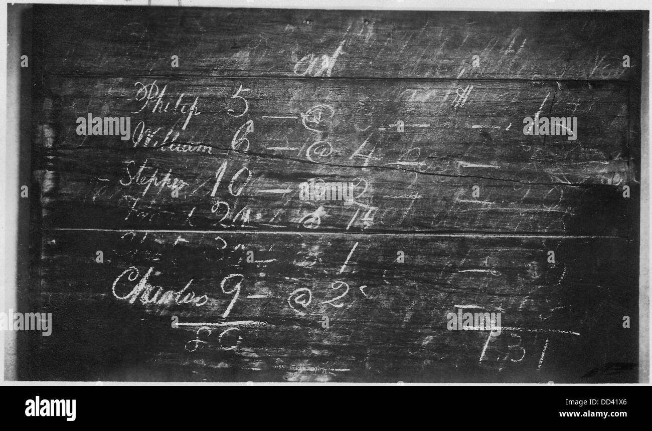 Questa immagine mostra quello che potrebbe essere un problema aritmetico scritto su una lavagna in una scuola, catturato nel 1917. Offre uno sguardo all'ambiente scolastico del tempo. Foto Stock