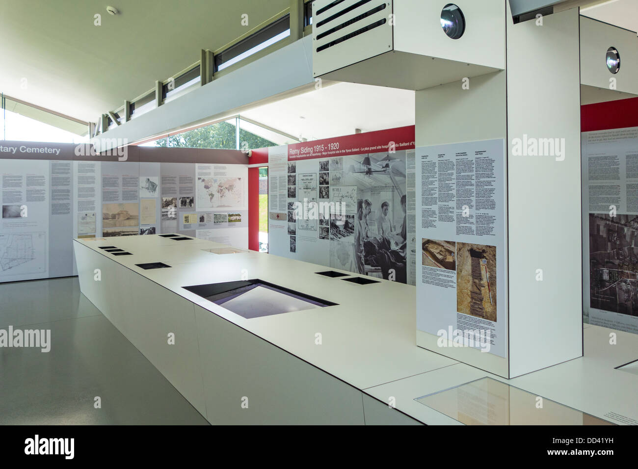 WWI Visitor Center della Prima Guerra Mondiale una Lijssenthoek Cimitero Militare, Poperinge, Fiandre Occidentali, Belgio Foto Stock