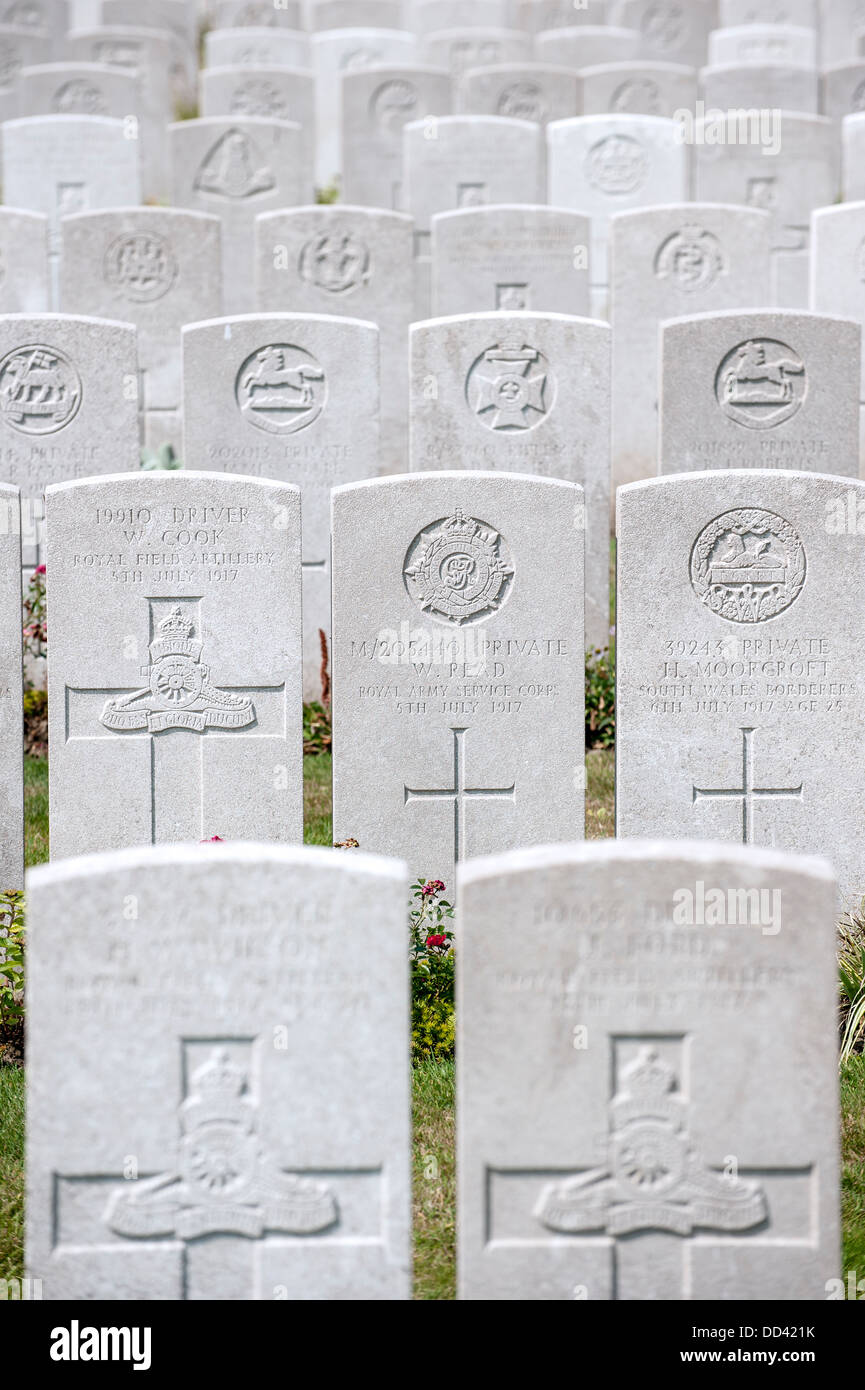 Righe di WWI British lapidi in corrispondenza della prima guerra mondiale una Lijssenthoek Cimitero Militare, Poperinge, Fiandre Occidentali, Belgio Foto Stock