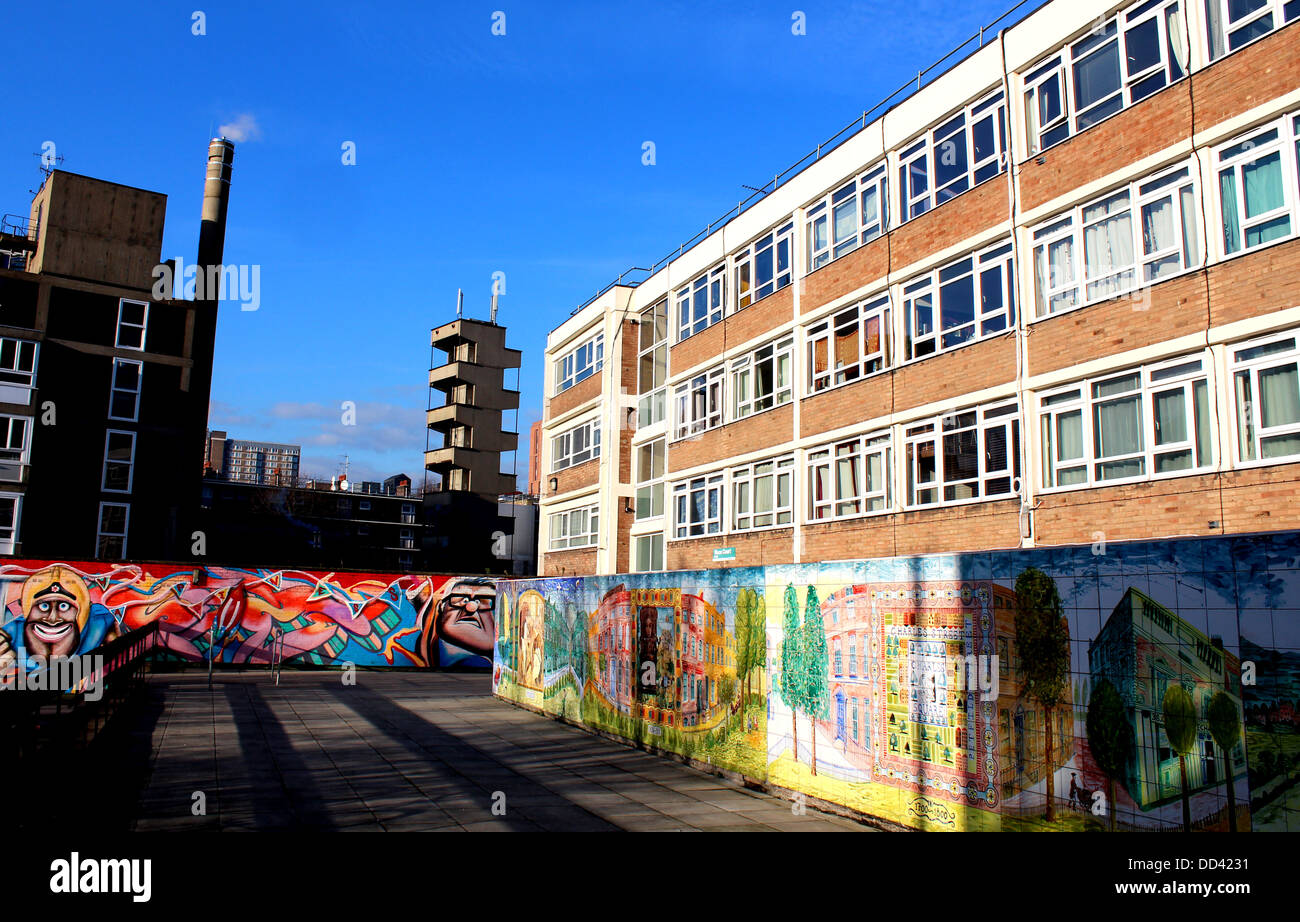 Graffiti in ed intorno a pareti su un alloggiamento estate in Shoreditch Londra Foto Stock