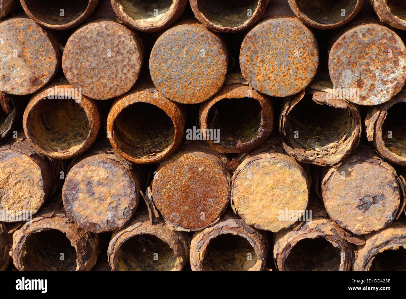 Pila di Rusty Prima guerra mondiale una granata di artiglieria conchiglie, Fiandre Occidentali, Belgio Foto Stock