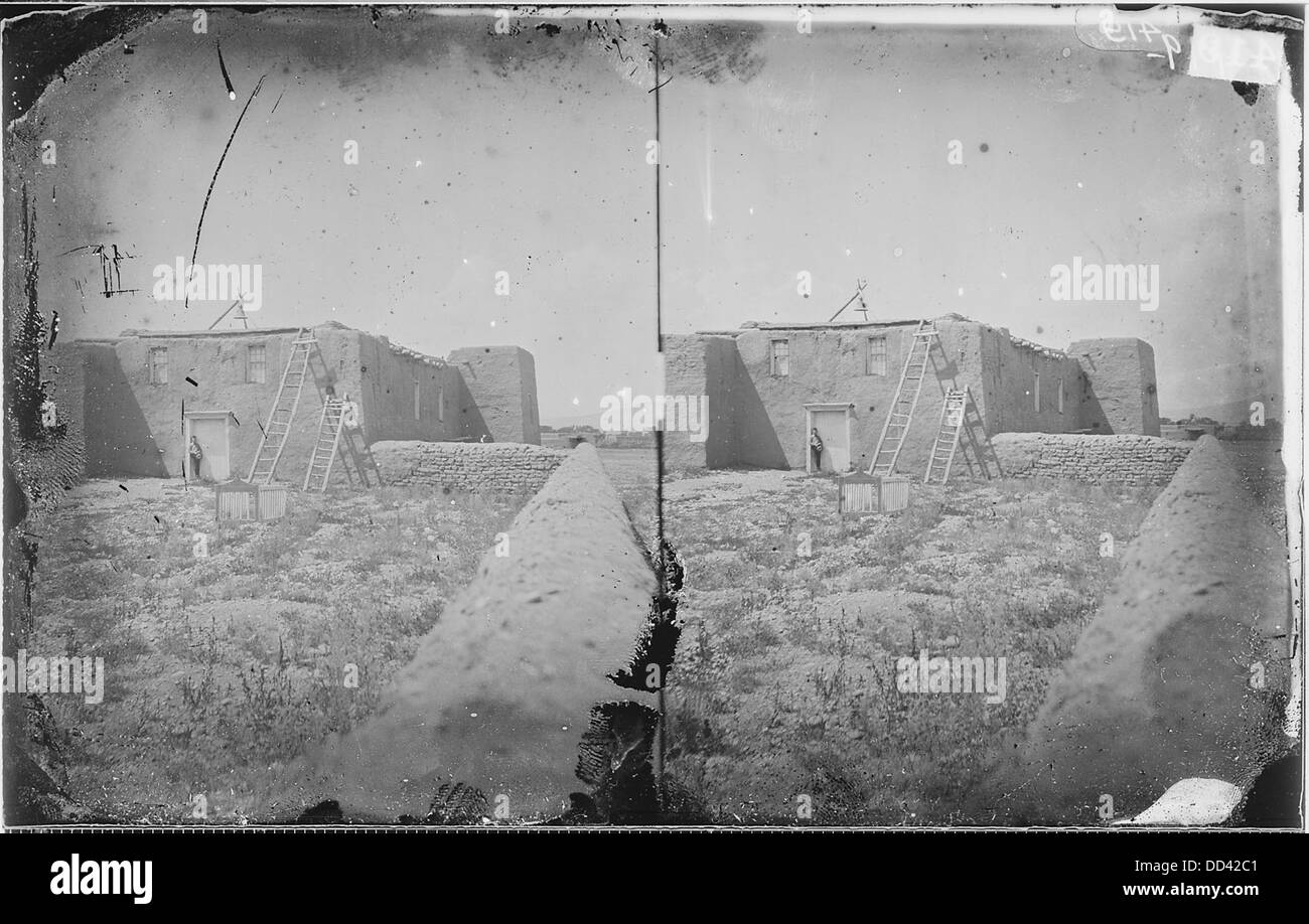 La Chiesa cattolica romana, situata nella piazza di Guadalupe, Colorado, è un importante punto di riferimento religioso e culturale. La chiesa svolge un ruolo importante nella comunità, offrendo servizi e ospitando eventi per la gente del posto e i visitatori. Foto Stock