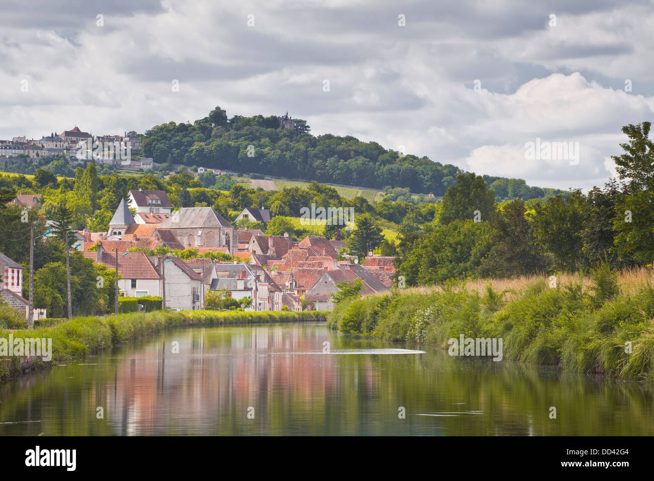 La Loire canale laterale con i villaggi di Menetreol-sous-Sancerre e Sancerre in background. Foto Stock