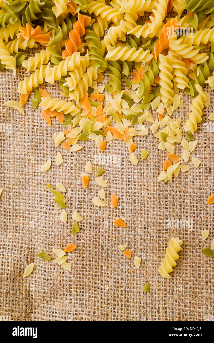 Fusilli italiano o rotini, a forma di elica maccheroni sfondo Foto Stock