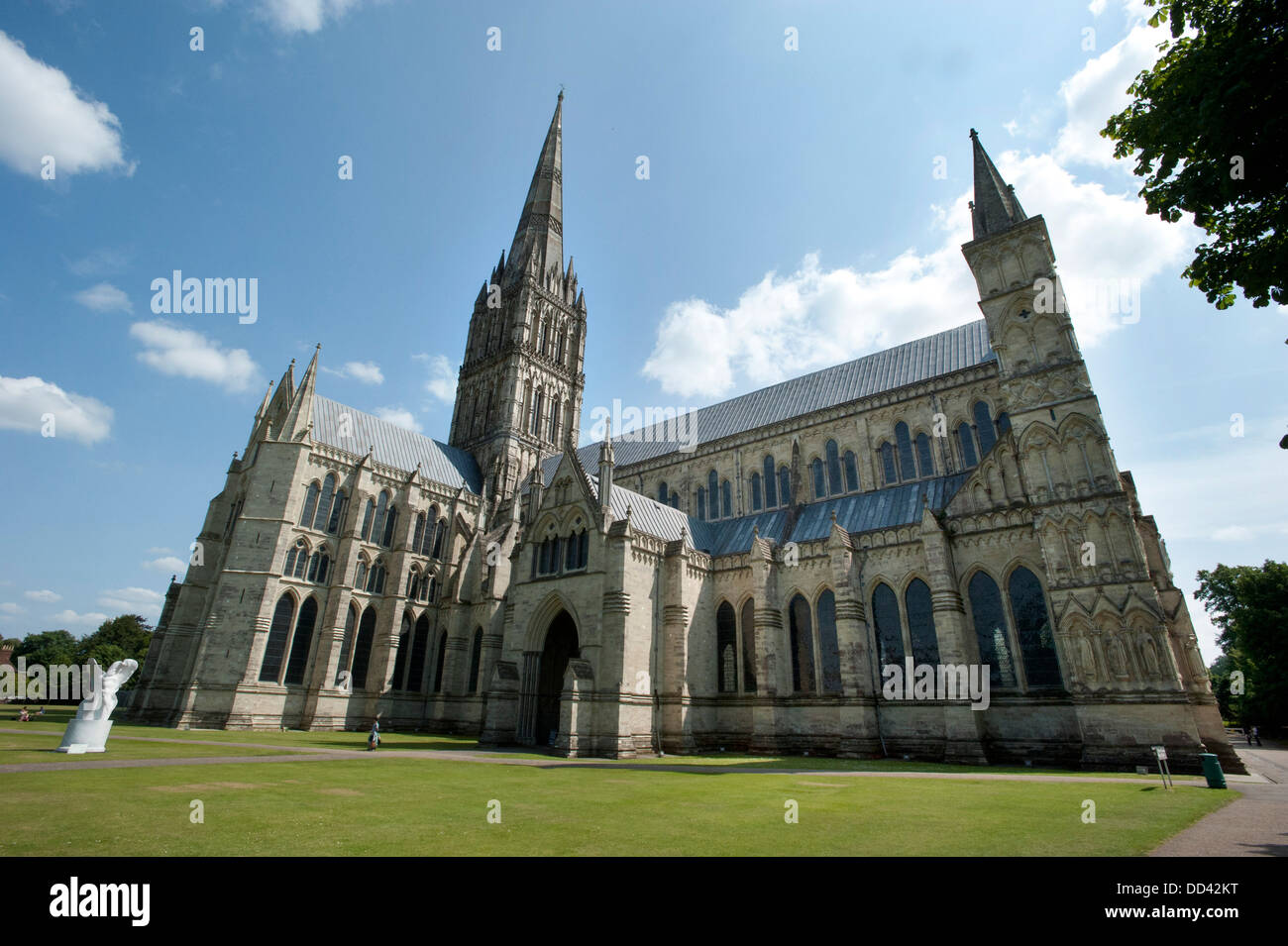 Foto di Roger Bamber : 5 Luglio 2013 : La guglia oltre le torri della Cattedrale di Salisbury, Witshire. Foto Stock