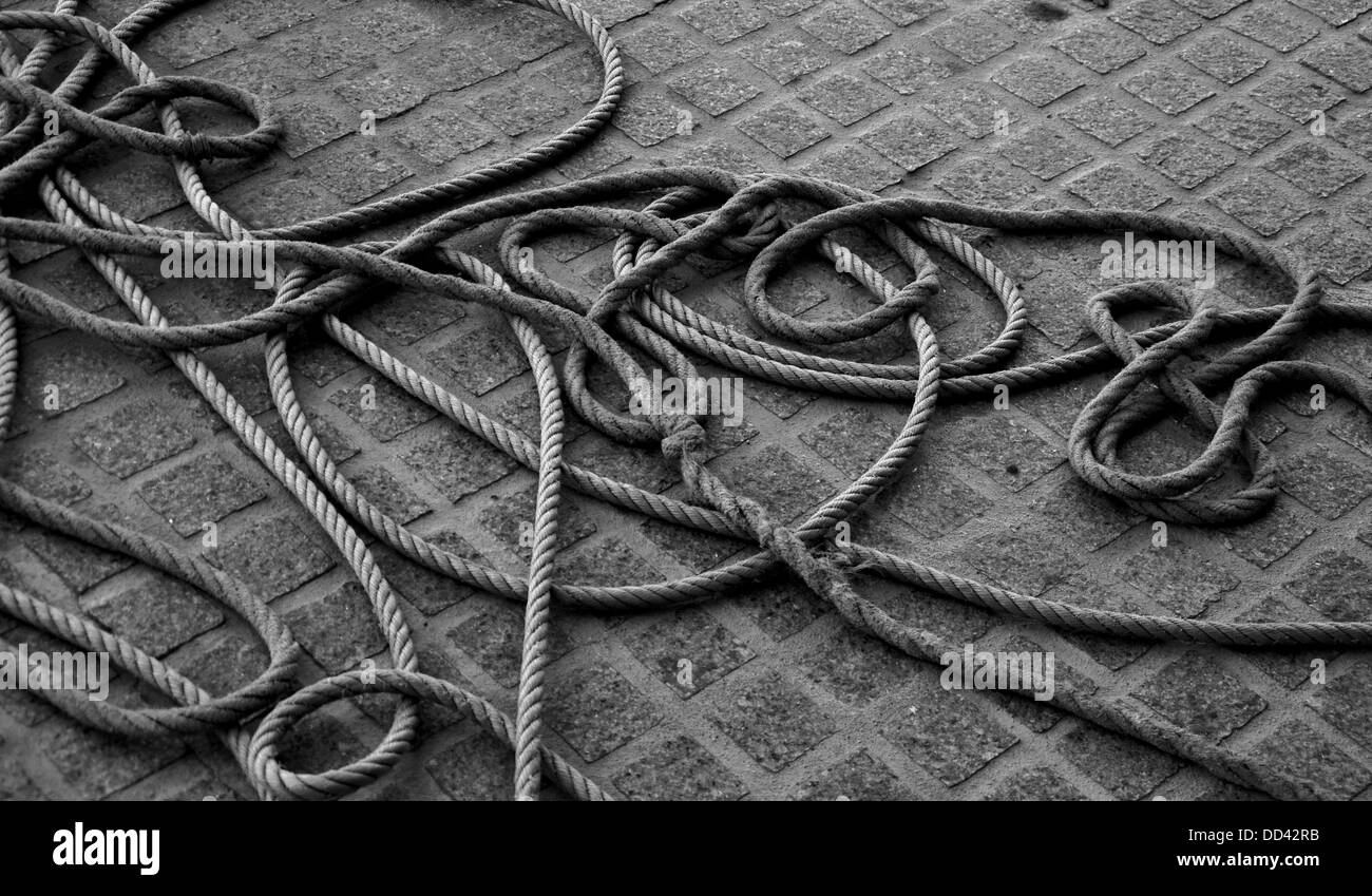 Corda sdraiato sul pavimento in bianco e nero Foto Stock