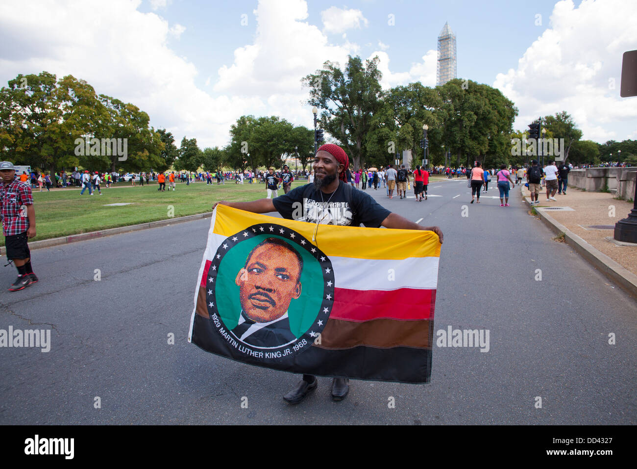 Afro-americano di uomo con Martin Luther King Jr bandiera - Washington, DC, Stati Uniti d'America Foto Stock