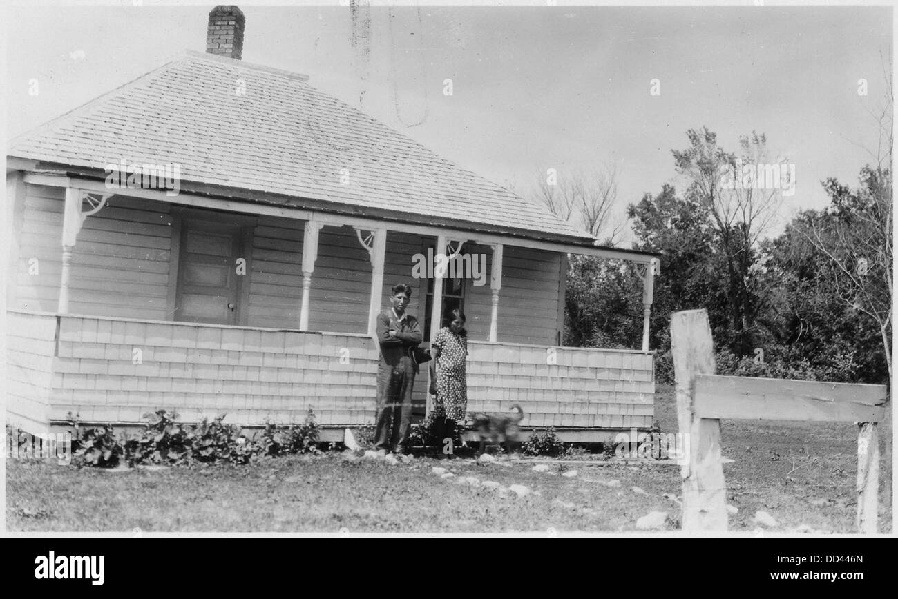 Walter Lakota e sua moglie sono ritratti davanti alla loro casa, in rappresentanza del popolo Lakota e della loro comunità. Foto Stock