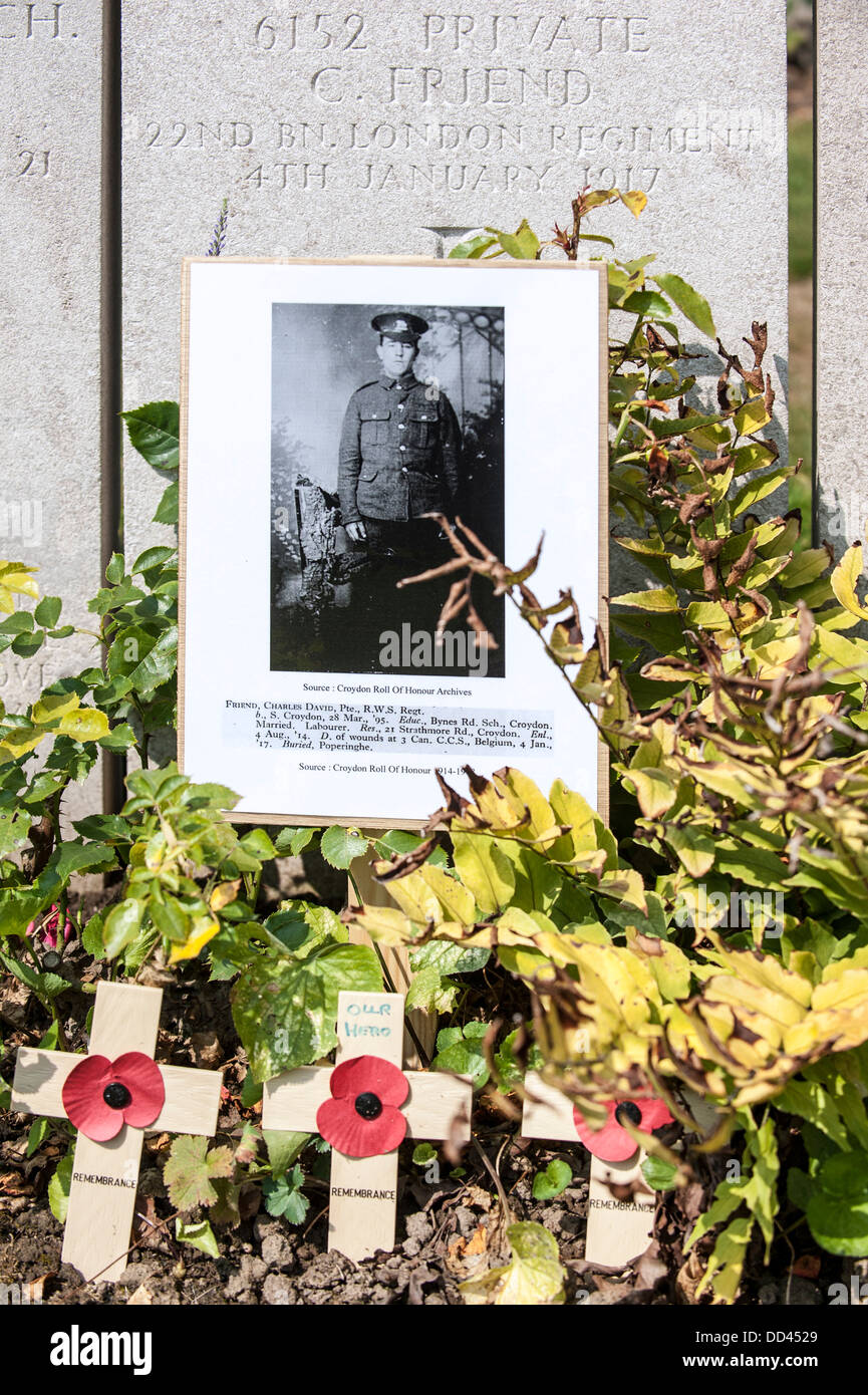 Immagine del soldato britannico a grave alla Prima Guerra Mondiale una Lijssenthoek Cimitero Militare, Poperinge, Fiandre Occidentali, Belgio Foto Stock
