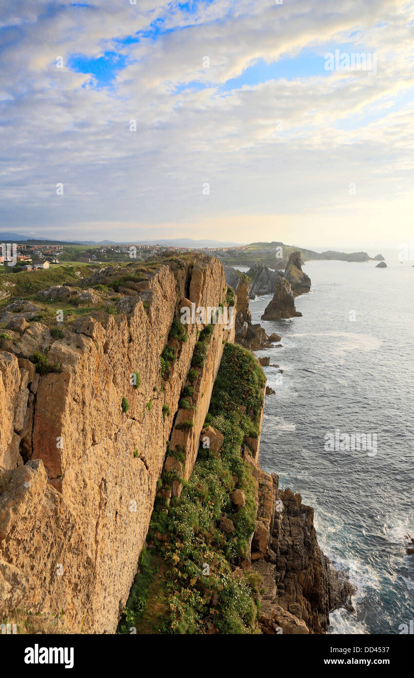 Maestosa costa frastagliata sulla costa nord della Spagna al di Soto de la Marina, Cantabria Foto Stock