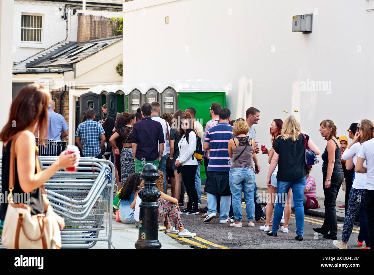 Le lunghe code alla temporanea bagni portatili al carnevale di Notting Hill, Londra, Inghilterra Foto Stock