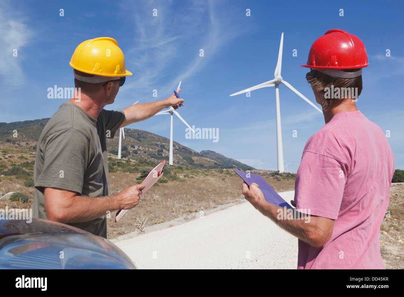 I tecnici in un centrali eoliche vicino a Tarifa, Cadice, Andalusia, Spagna Foto Stock