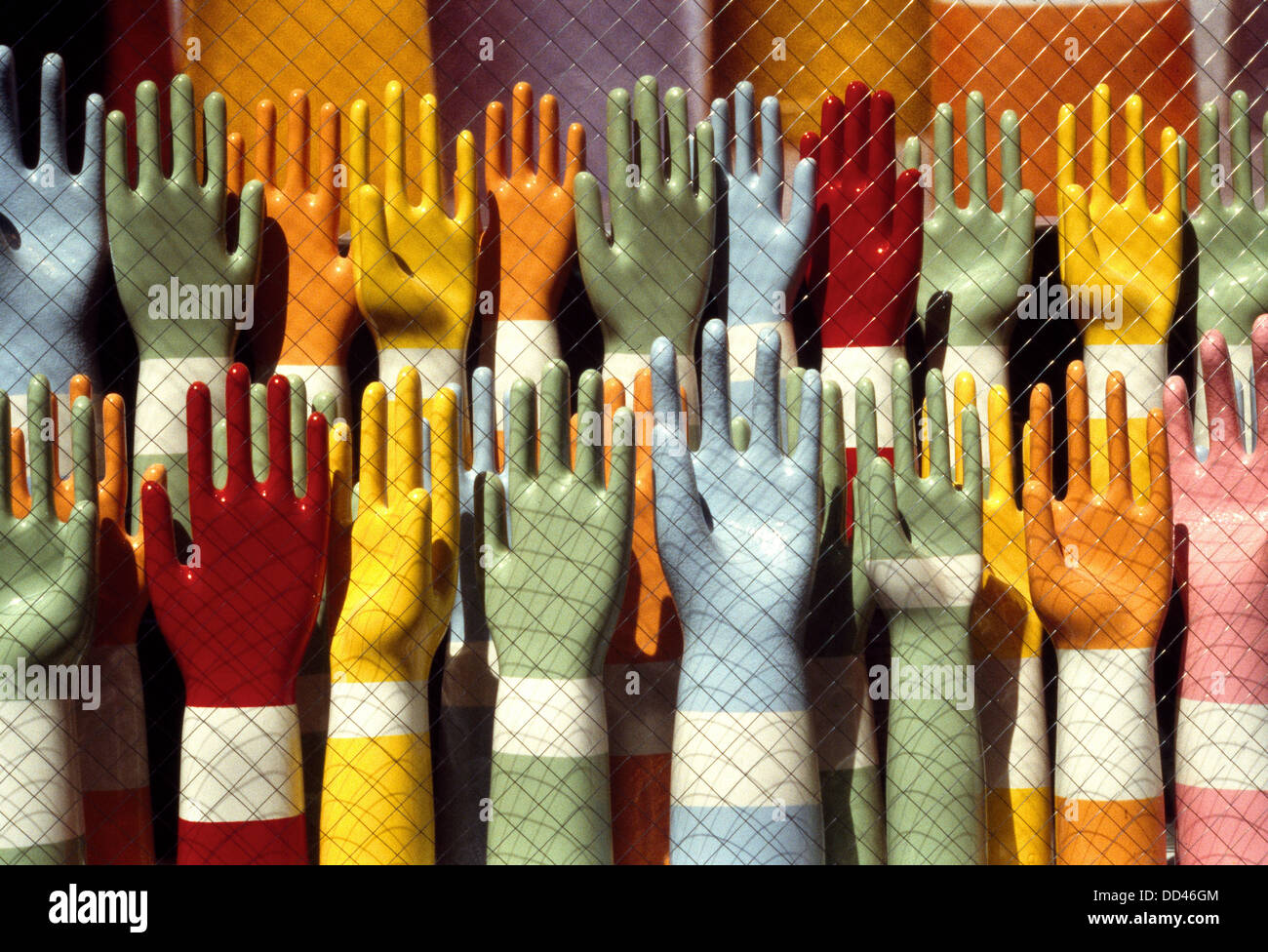 Mannequin colorate le mani in una finestra Foto Stock