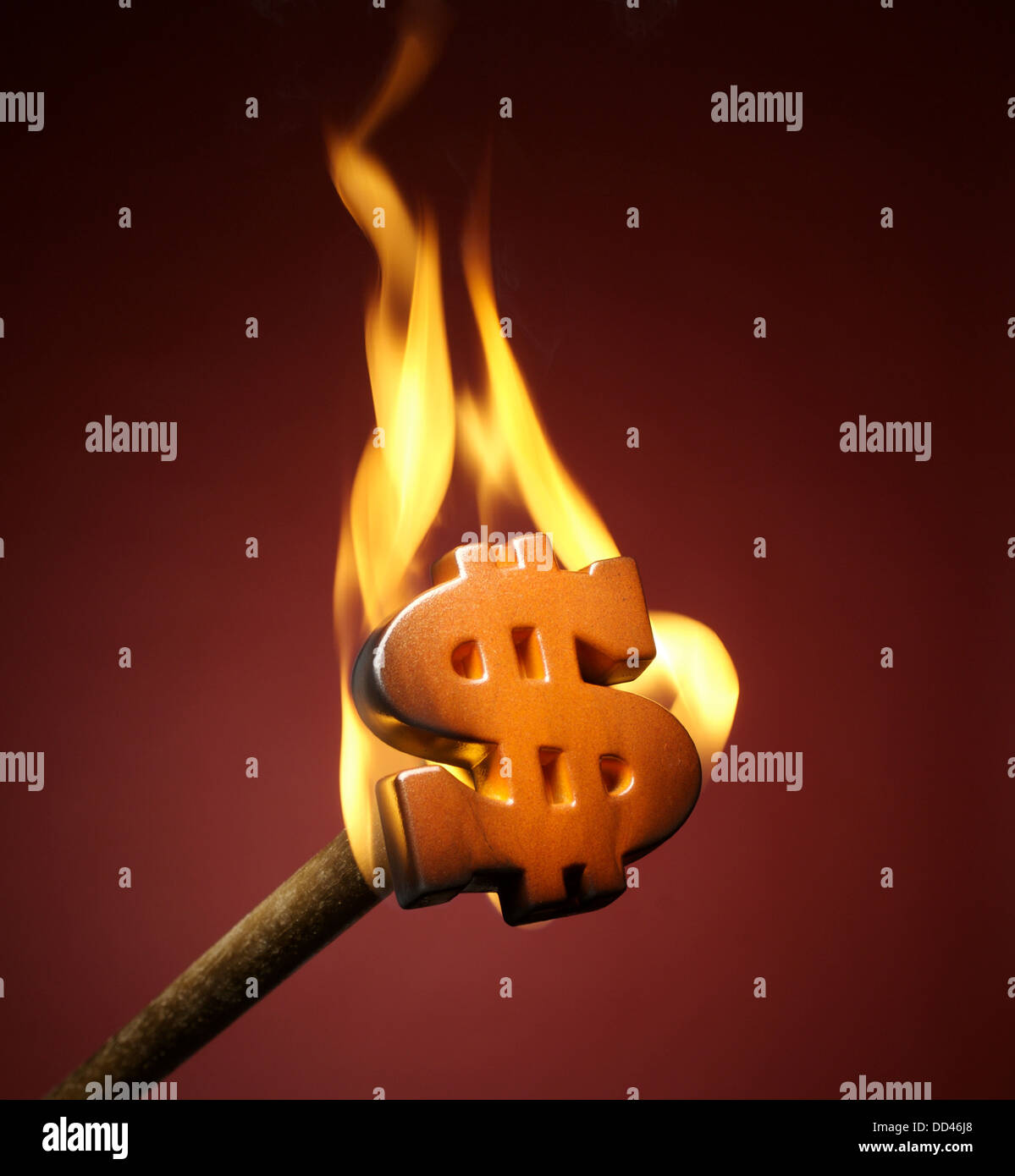 Un metallo simbolo del dollaro burning red hot con fiamme Foto Stock