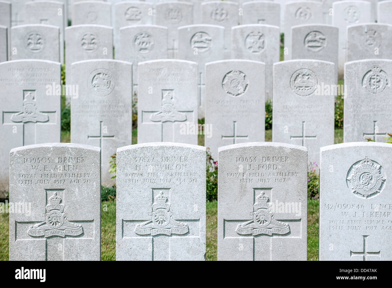 Righe di WW1 British lapidi in corrispondenza della prima guerra mondiale una Lijssenthoek Cimitero Militare, Poperinge, Fiandre Occidentali, Belgio Foto Stock