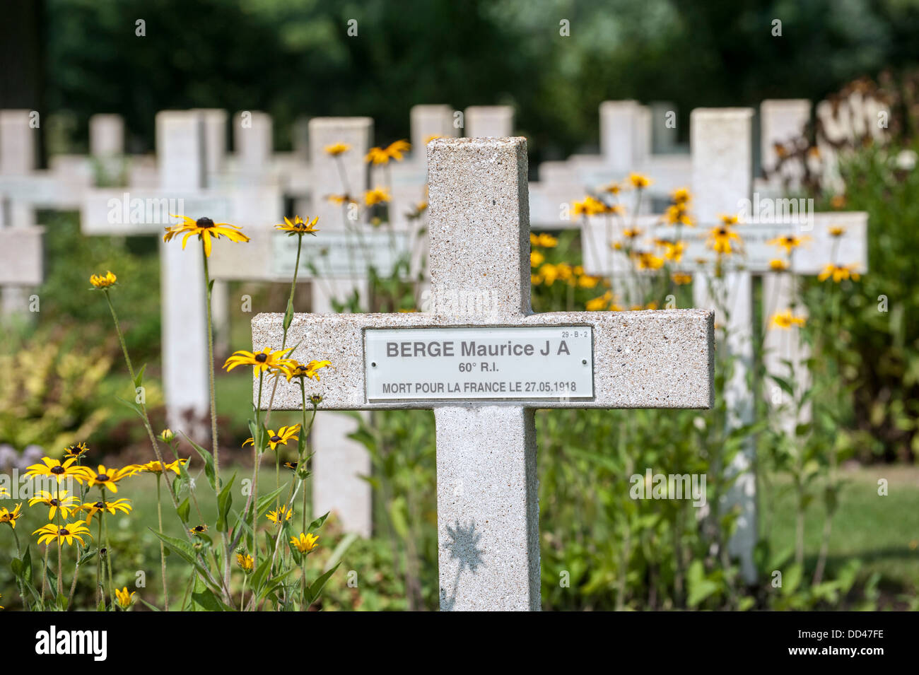 Croce della Prima Guerra Mondiale una tomba francese al Lijssenthoek Cimitero Militare, Poperinge, Fiandre Occidentali, Belgio Foto Stock