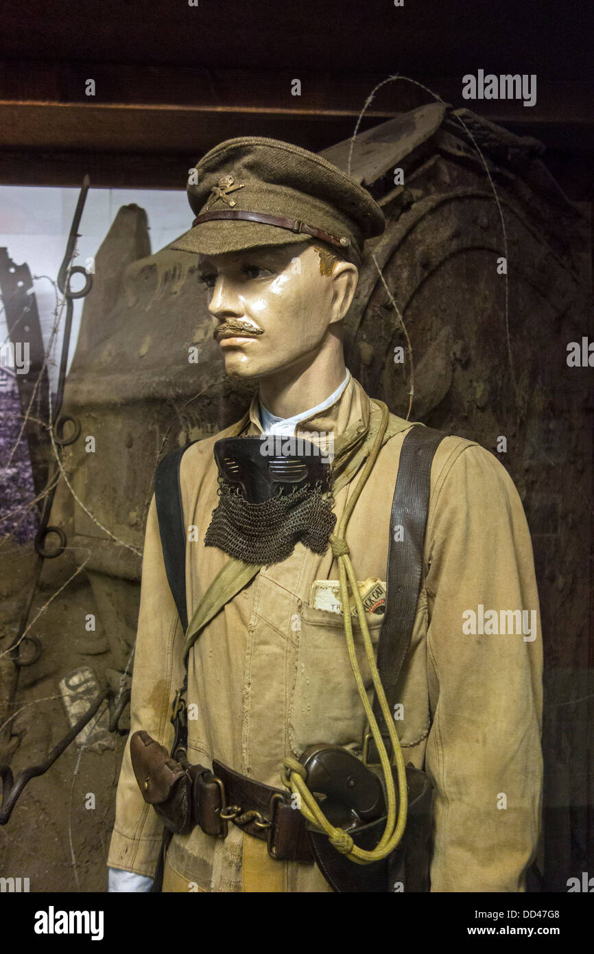 La prima guerra mondiale un serbatoio britannico comandante spruzzi di indossare la maschera per il viso in WW1 Hooge museo del cratere, Zillebeke, Fiandre, in Belgio Foto Stock