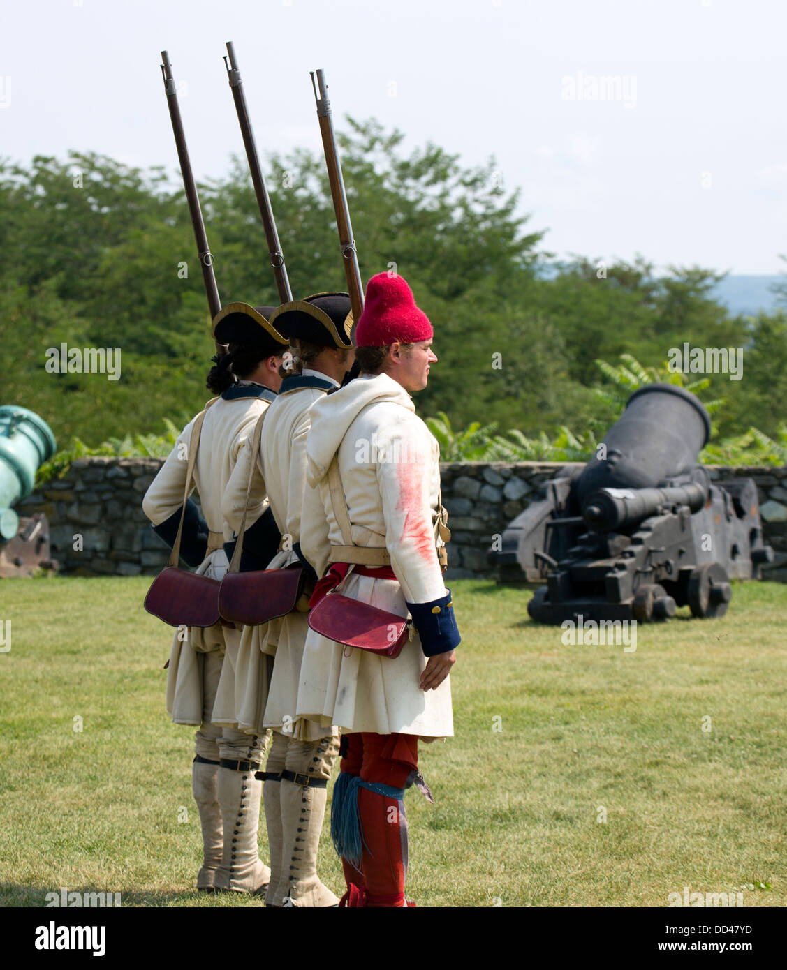 Tre guide con moschetti in formazione a Fort Ticonderoga New York. Foto Stock