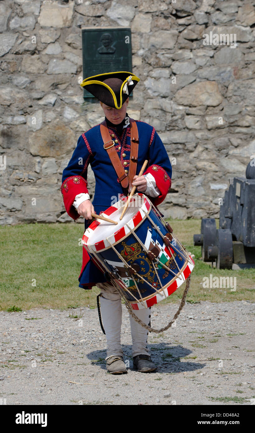 Il batterista in costume uniforme in un fife e tamburo corp Marching Band a Fort Ticonderoga New York Stati Uniti d'America. Foto Stock