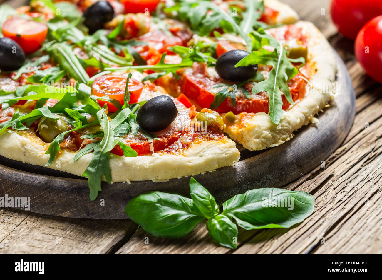 Primo piano della pizza fresca con verdure Foto Stock