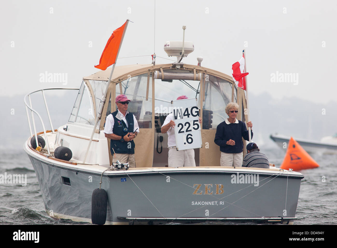Una barca di avvio visualizza corso Direzione e distanza utilizzando le bandiere e cartelli per un disabile regata a vela in Newport RI Foto Stock