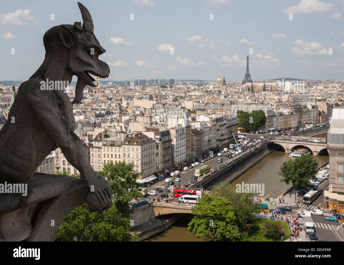 Chimera gotica su Parigi' la cattedrale di Notre Dame si affaccia sulla città - vedute della Torre Eiffel, sulla Senna e Les Invalides Foto Stock