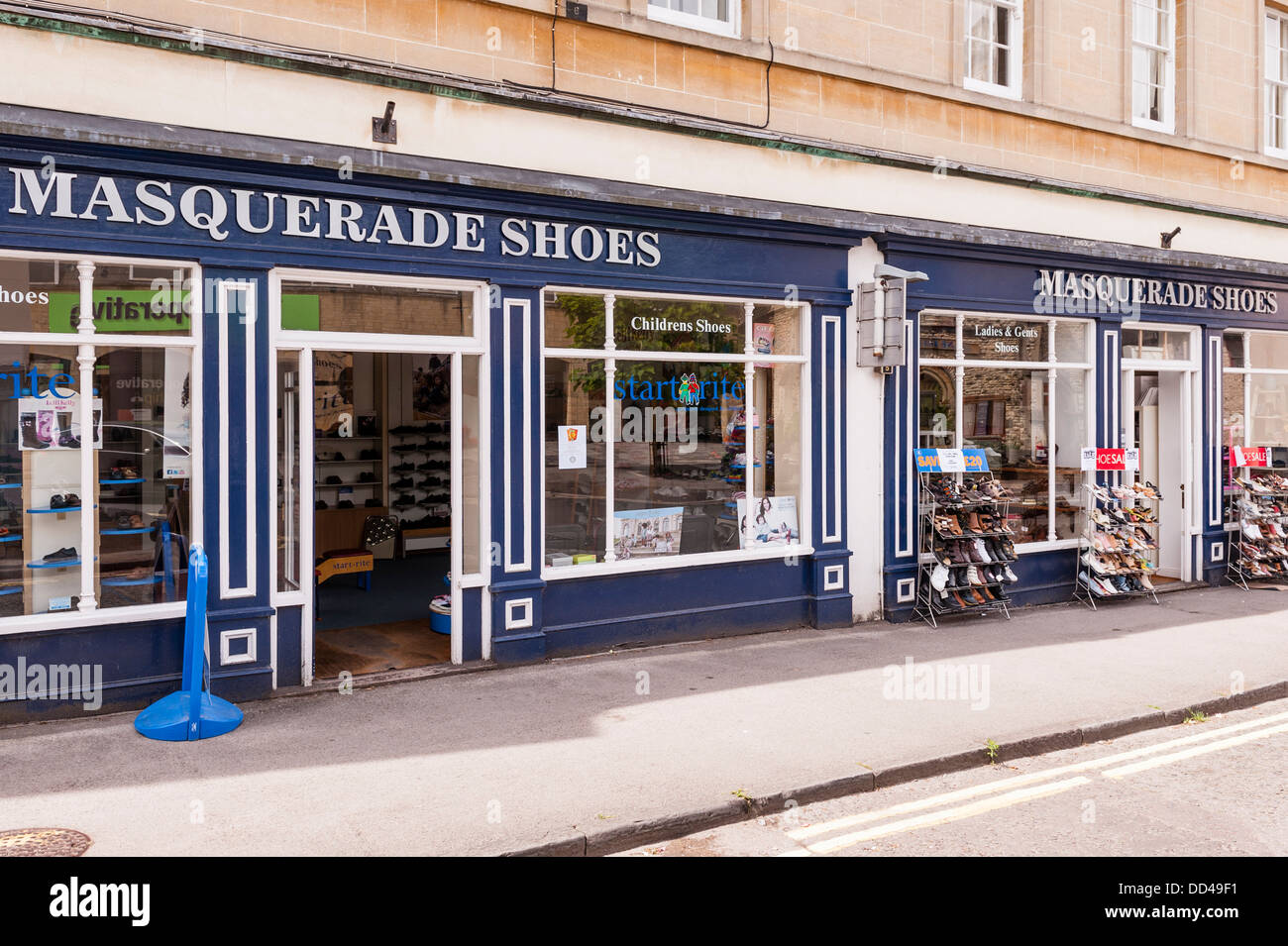 Masquerade scarpe negozio di scarpe Negozio in Calne , Wiltshire , Inghilterra , Inghilterra , Regno Unito Foto Stock Masquerade scarpe negozio di scarpe Negozio in Calne , Wiltshire , Inghilterra , Inghilterra , Regno Unito Foto Stock