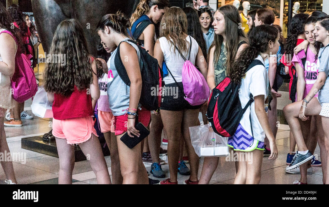 Grazioso gruppo Jewish teen girl giorno i partecipanti si radunano in atrium Time Warner Center per visualizzare shop e rinfrescarsi nelle calde New York giorno Foto Stock