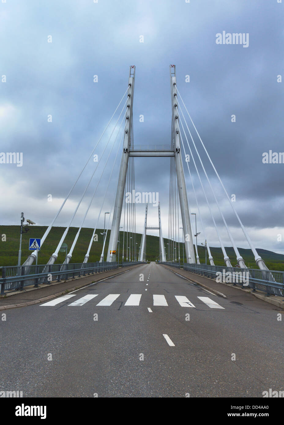 Guardando dalla Finlandia attraverso la sospensione di Utsjoki bridge. Foto Stock
