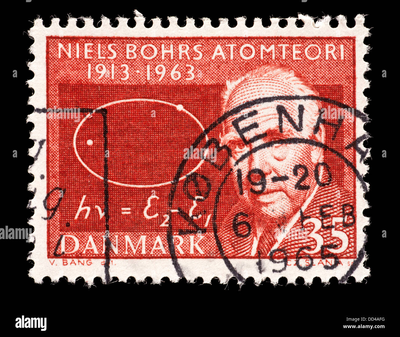 Francobollo dalla Danimarca raffiguranti Neils Bohr e la teoria atomica. Foto Stock
