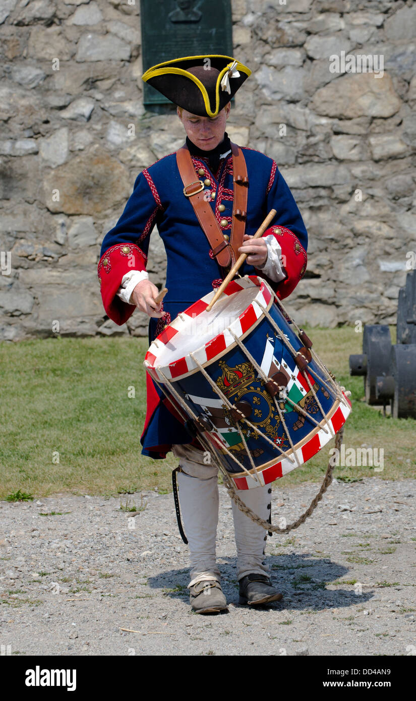 Il batterista in costume uniforme in un fife e tamburo corp Marching Band a Fort Ticonderoga New York Stati Uniti d'America. Foto Stock