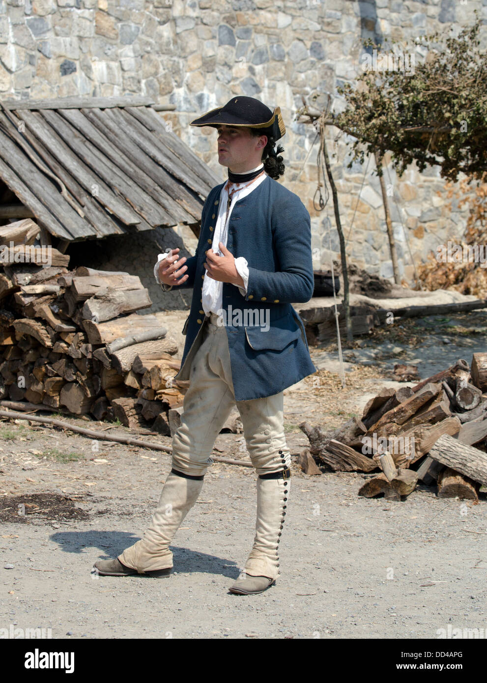 Un Fort Ticonderoga guida vestita come un soldato francese in piedi e parlare. Foto Stock